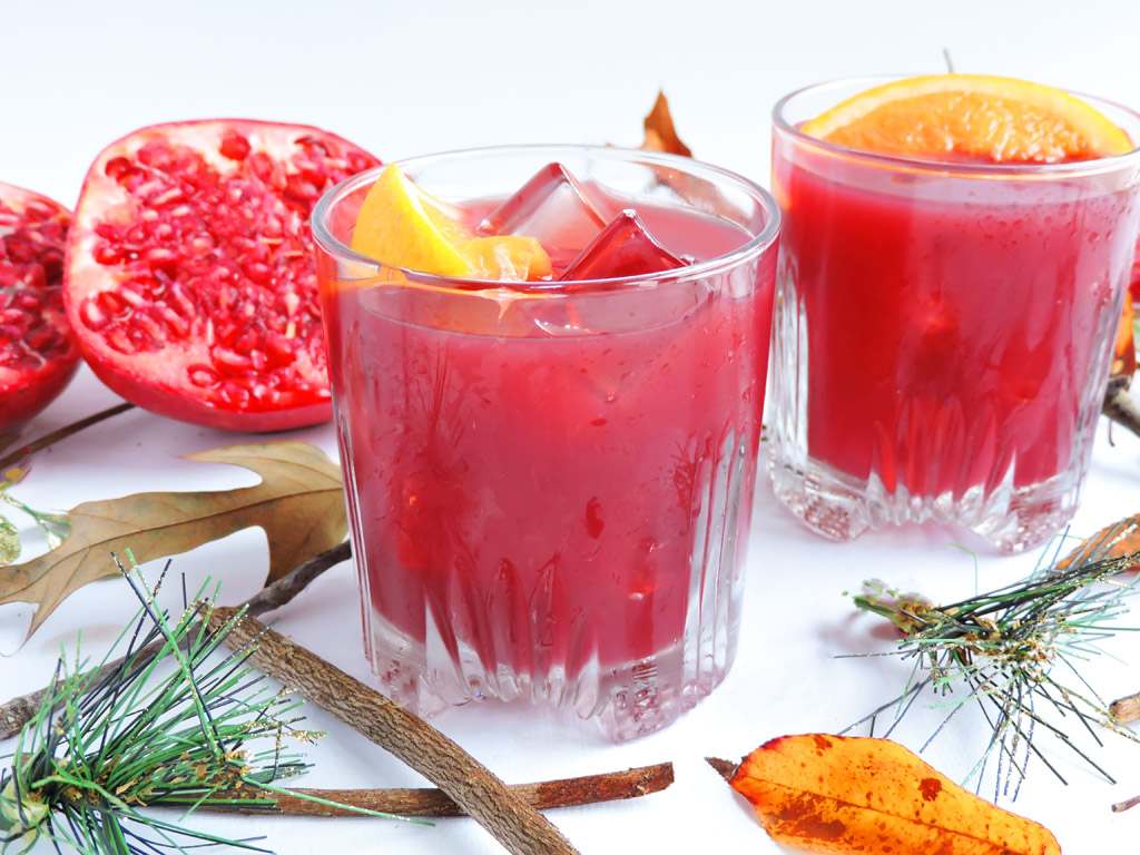 preparar coquetel de natal com receitas de romã e suco de laranja para drinks de festa com álcool