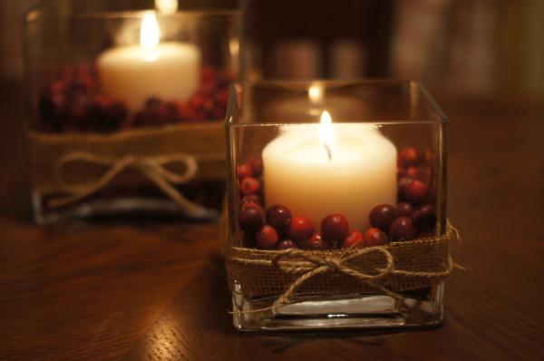 idéias de decoração de natal porta-velas de vidro com bagas preenchimento