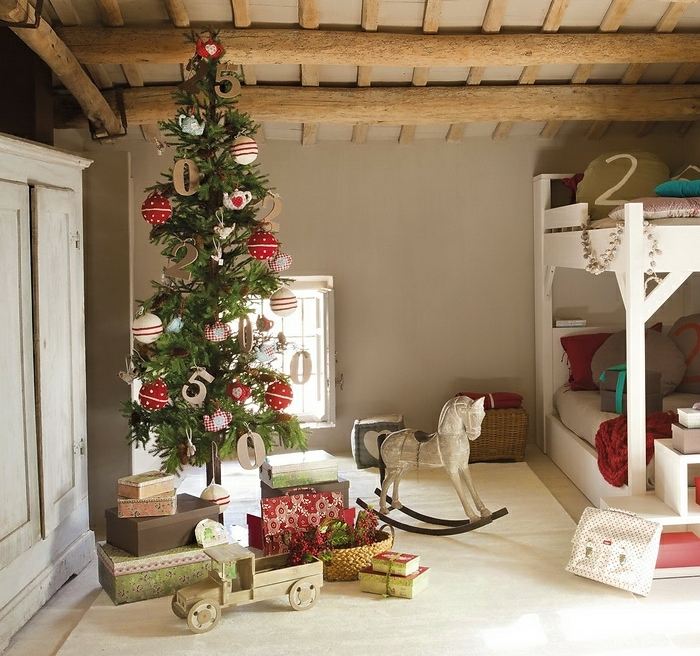 Quarto infantil do calendário do advento, árvore de Natal, ideias para presentes de cadeira de balanço