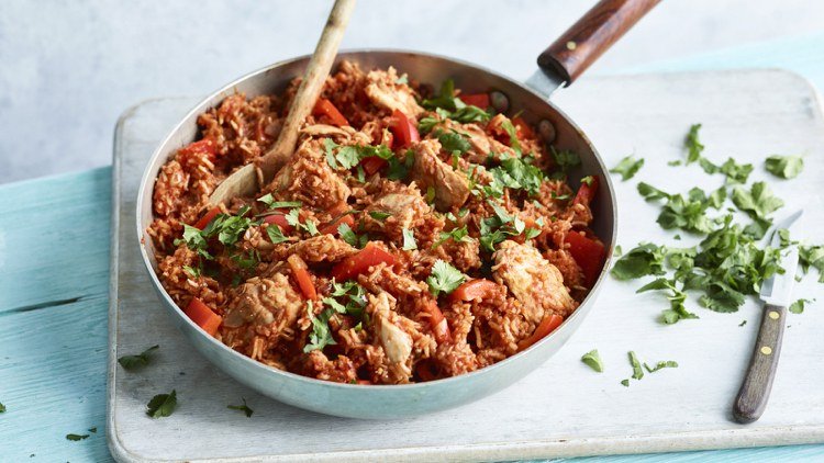 Preparando arroz Jollof com receita de frango e tomate para comida da África Ocidental