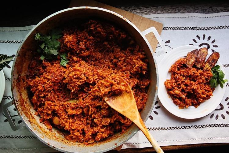 Prepare a receita de arroz Jollof de Gana com coxas de frango marinadas