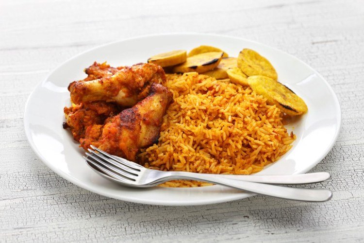 Prepare receitas da África Ocidental para arroz jollof com tomates e coxas de frango marinadas