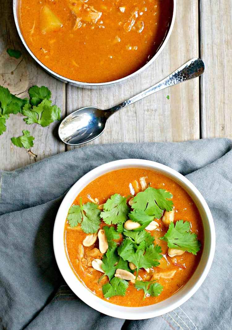 Preparando a receita de comida da África Ocidental para sopa de amendoim para você mesmo