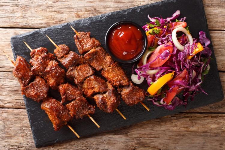 Receitas grelhadas da África Ocidental Suya com molho Chakalaka