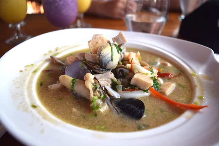 Sopas da África Ocidental Edoe com frutos do mar e peixes