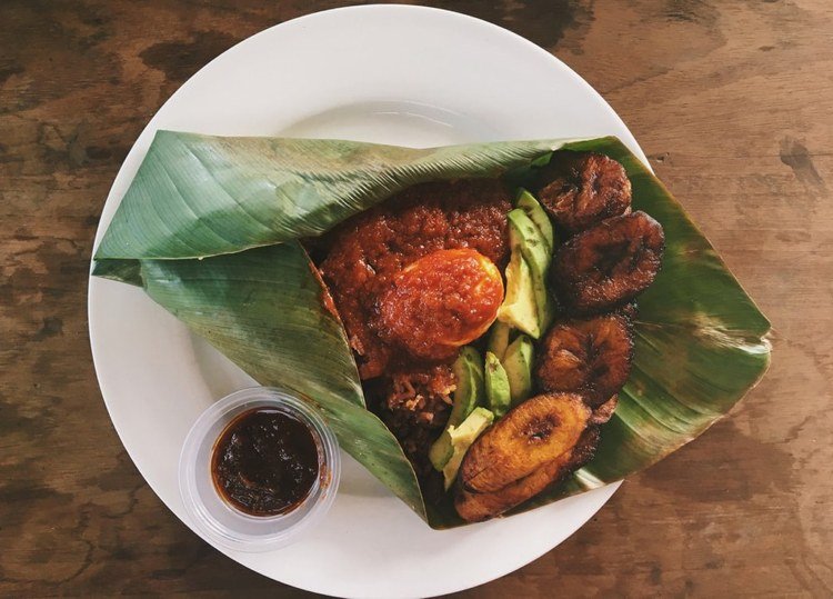 Receita de comida da África Ocidental para Waakye em folhas de banana