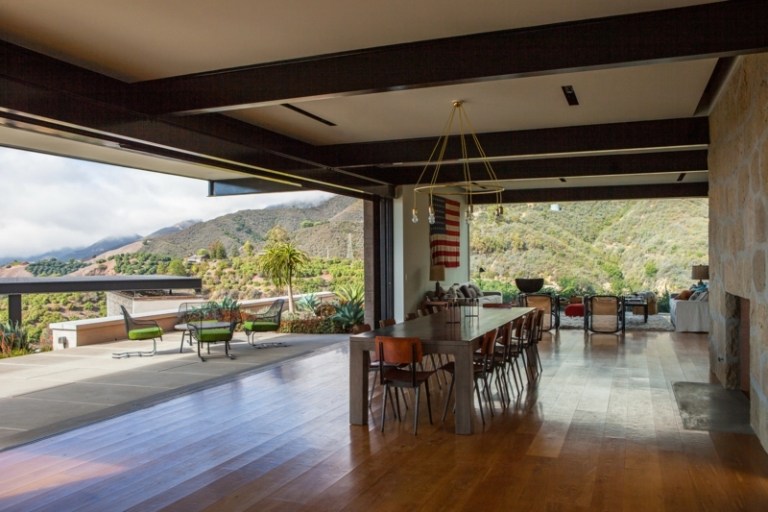 casa de fim de semana com piscina, área de jantar mesa de jantar terraço em parquet área de estar aberta