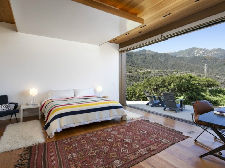 casa de fim de semana com piscina quarto e cama de tapete oriental de madeira no teto