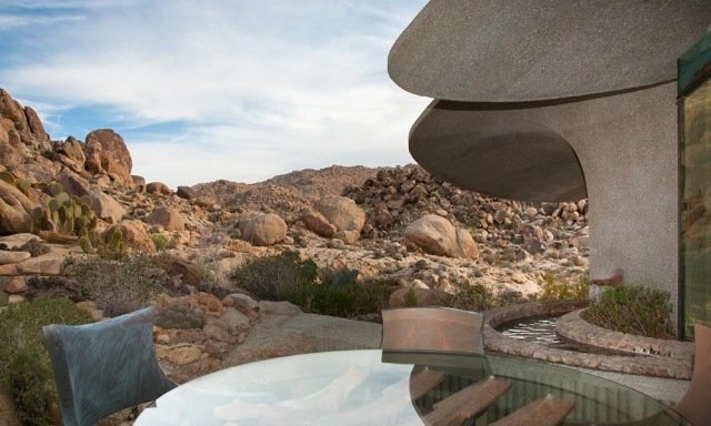 Casa no deserto com terraço panorâmico e moderna área de estar externa