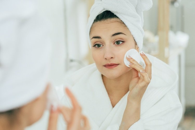 O efeito do óleo essencial de capim-limão clareia a pele contra manchas de acne.jpg