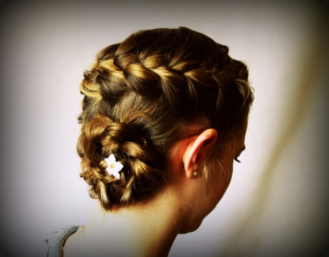 Penteado de verão com trança com fivela de flores